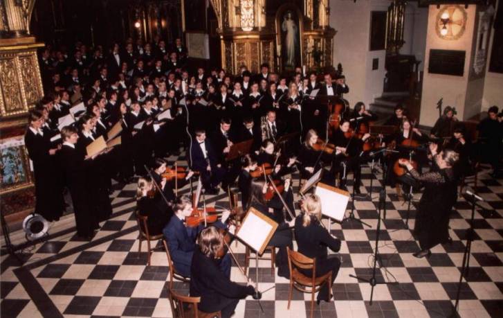 Koncert Wielkopostny 2004 r. Orkiestra smyczkowaZSM w Kro�nie i po��czone ch�ry Echo i Szko�y Muzycznej - dyr. Magdalena Soko�owska- Faryj